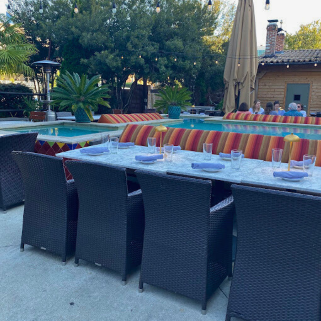 Mulino Turkey Ball Seating Eight-Top